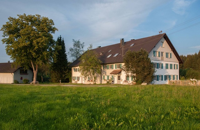 Spacious apartment in a quiet secluded location, large balcony and garden