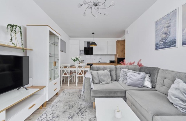 Spacious Apartment suitable for Remote Work with Balcony & Parking by Noclegi Renters
