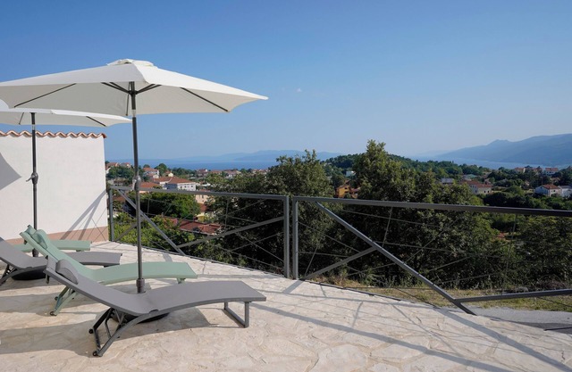 Spacious apartment with 2 bedrooms and sea view near Opatija