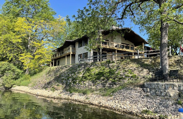 Spacious Apple Canyon Lake home - just minutes from Galena, Illinois