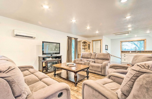 Spacious Apt Overlooking AR River: Near Dtwn!