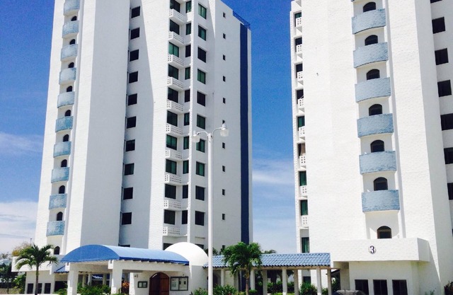Spacious beach apartment, 3 BDR, ocean view, quiet place to rest and relax