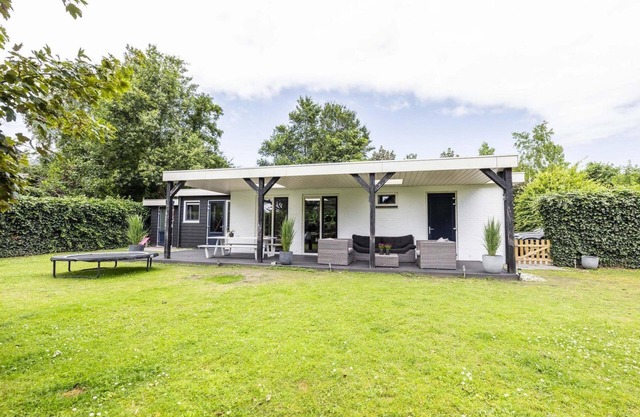 Spacious, beautifully furnished holiday home in the quiet park "Prinsenhof"