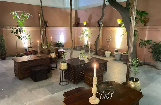 Spacious bungalow with 8 bedrooms and WiFi, AC in charming Gurugram