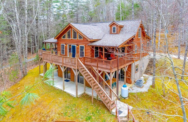 Spacious cabin near lake & boat ramp with firepit, foosball, bar, decks & WiFi