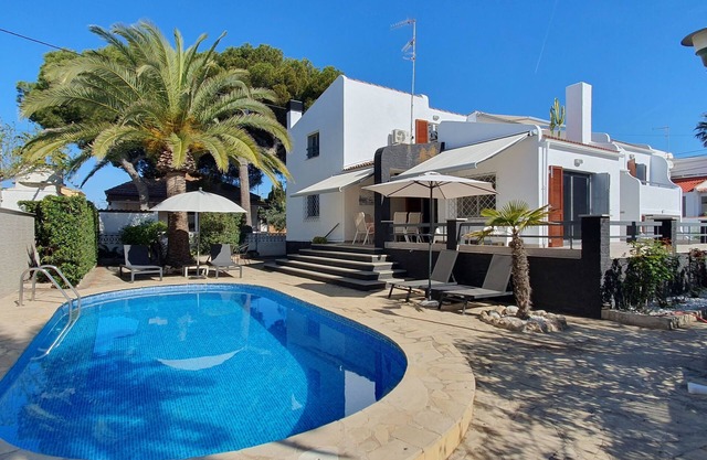 Spacious Chalet 300m from the sea with private pool and gardens, 10min from town