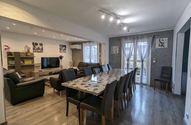 Spacious chalet with sauna, spa, and foosball, near ski resorts