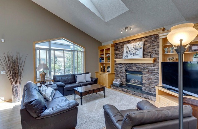 Spacious,Clean Estate 5 BD Home THE POINT IN DOUGLASDALE
