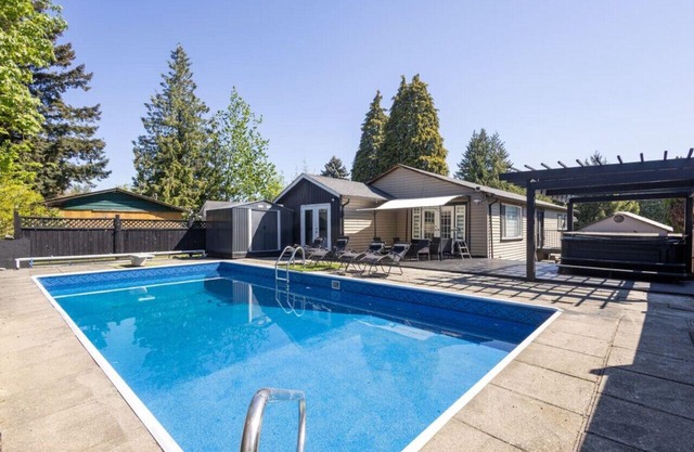 Spacious: Close to Airport ~ Pool ~ Hot Tub