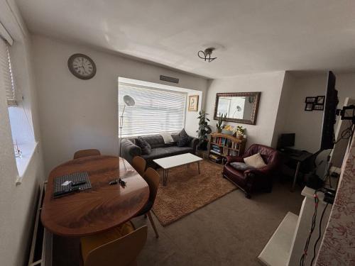 Spacious comfy flat near Airport and Altrincham