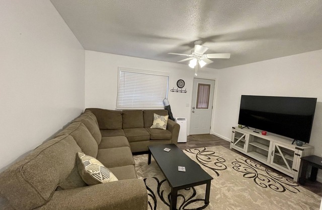 ★Spacious & Comfy Small-Town Gem♥ | ♛King Bed, pkg