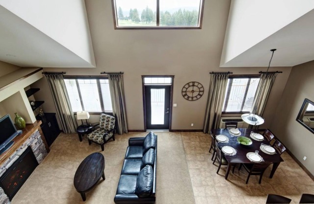 Spacious condo sleeps 8 near skiing, scenic hiking, mineral hot springs!