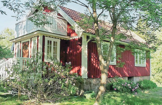 Spacious cottage in a quiet location in the forest east of Holmsjö and Nävragöl.