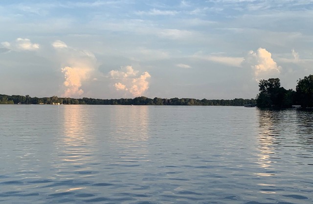 Spacious cottage, relaxing view, on channel frontage all sports/fishing lakes.