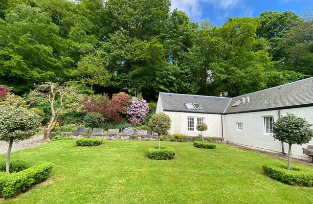 Spacious cottage - walk to Crieff
