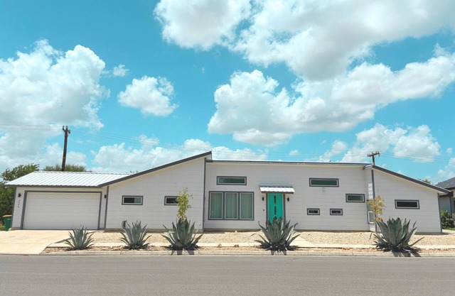 Spacious Custom Modern 4-bedroom 4-baths house with BBQ in charming Converse