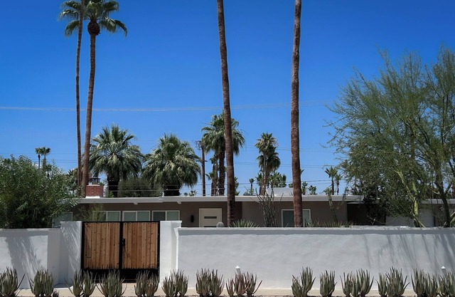 Spacious Desert Oasis Mid Century Home - Pool/Spa