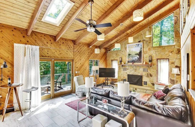 Spacious "Design Lodge" In Woods - Bushkill