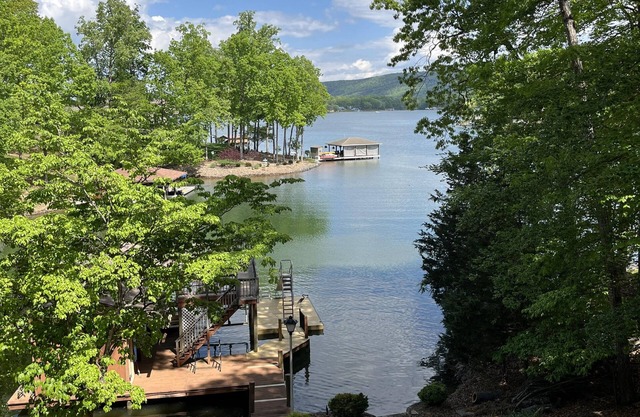Spacious dog-friendly house w/fire pit, deck, patio & grill