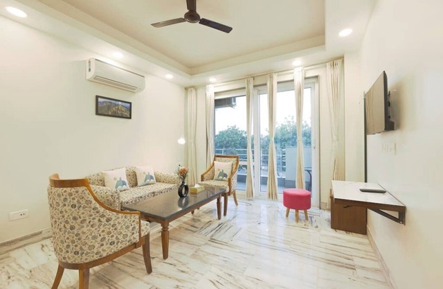 Spacious executive suite with bathtub & balcony