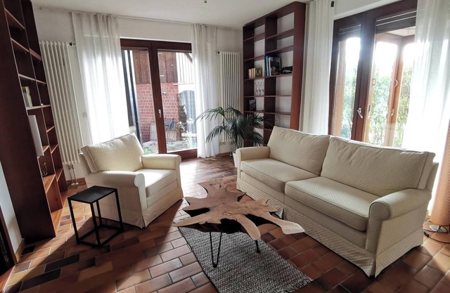 Spacious, family-friendly vacation apartment in architect's house with garden