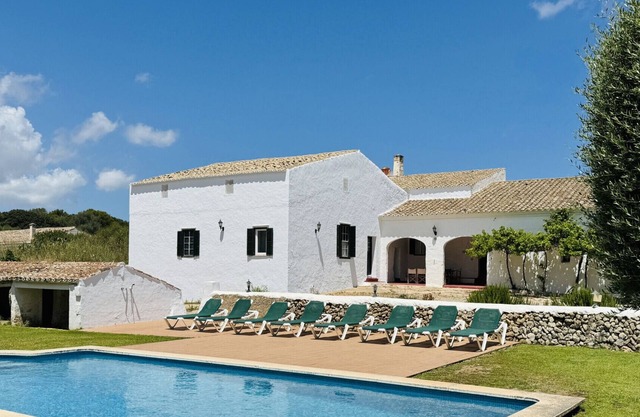 Spacious farmhouse, 4 bedrooms, 4 bathrooms, free WiFi