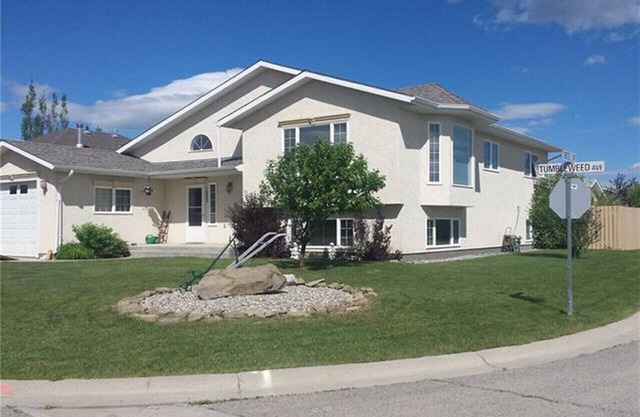 Spacious fully furnished home in Pincher Creek - up to 14 people comfortably!