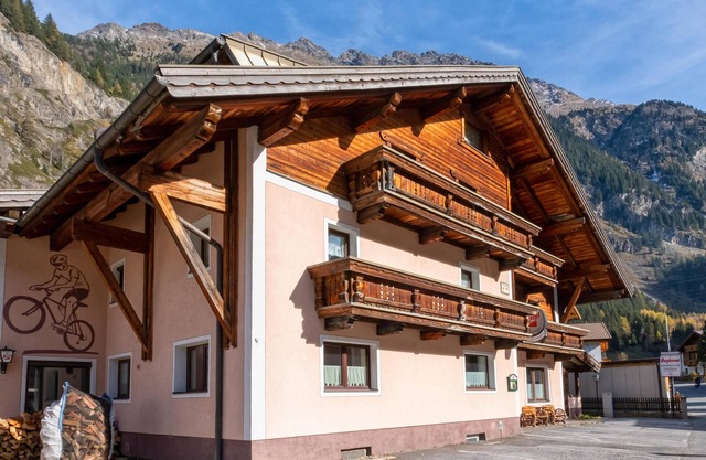 Spacious group house with sauna and ski storage