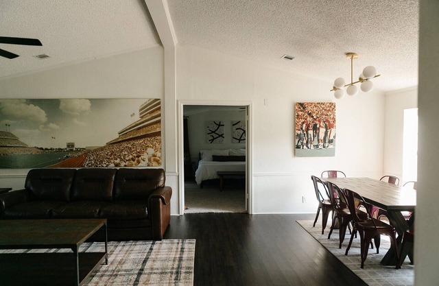 Spacious Home for Hosting - Firepit, Huge Yard & Parking - 7 Mins to Texas A&M