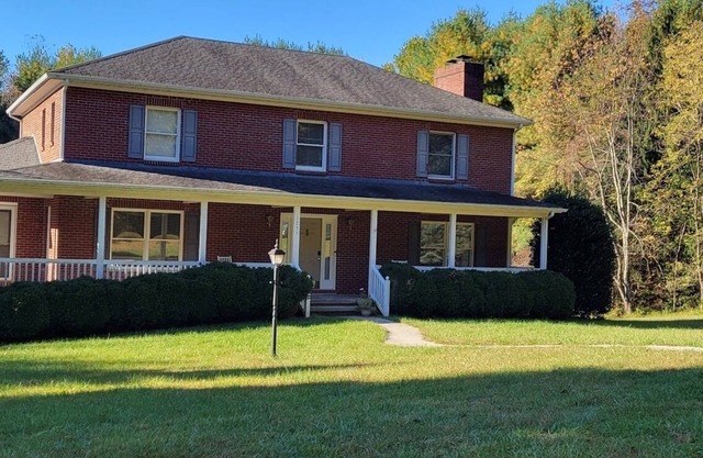 Spacious home in quiet rural setting close to Blue Ridge Parkway