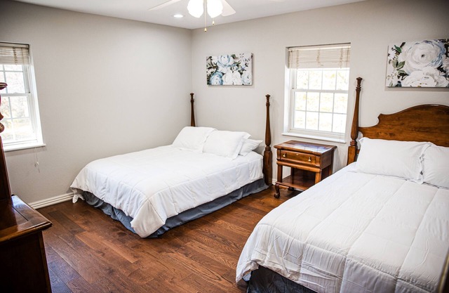 Spacious Home near MSSU College, Sleeps 21, Games, Cornhole, Large Kitchen