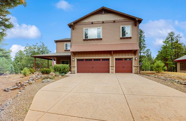 Spacious home w/game room & large covered patio - access to shared pool/hot tub