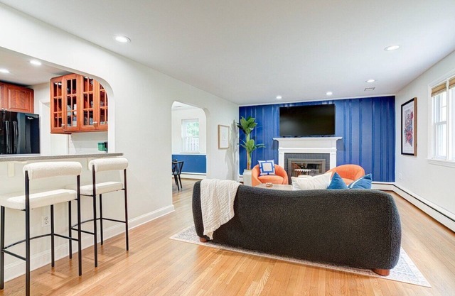 Spacious House | Berwyn | Patio | Hosted StayRafa