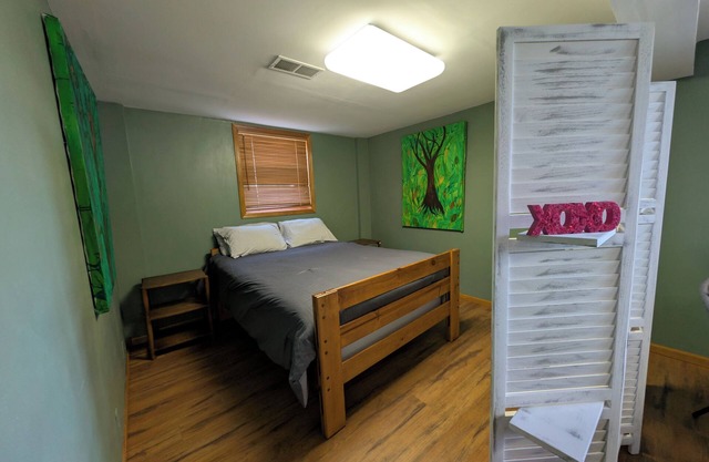 Spacious house in Quads-Cities with 2 Living Areas Ideal for Mid-Term Stays