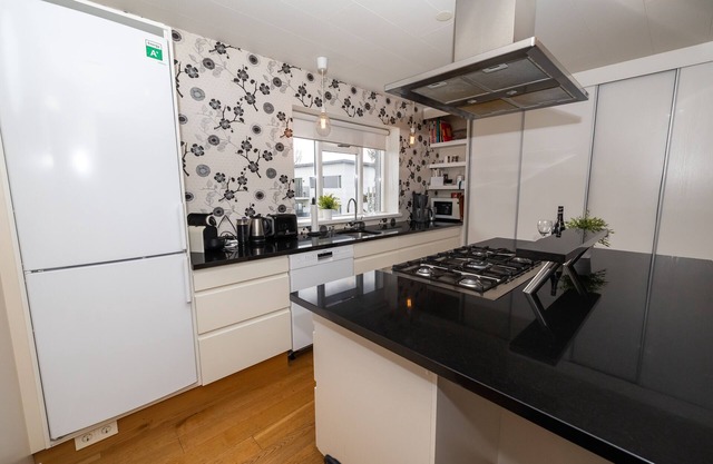 Spacious House with 2 Apartments - 2 min from Downtown Akureyri!