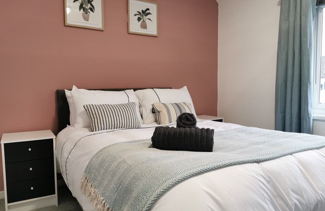 Spacious House with Free Parking and Fully Equipped Kitchen