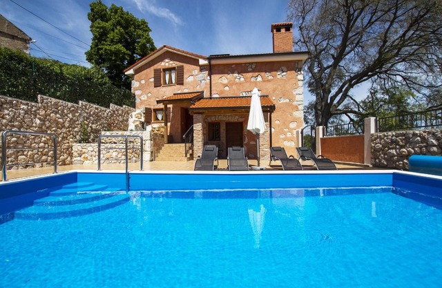 Spacious house with heatable pool