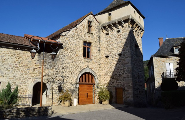 Spacious house with peaceful garden in the heart of a beautiful village.