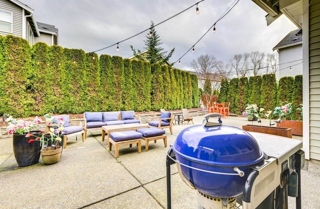 Spacious Kent Home Near Seatac Airport w/Patio