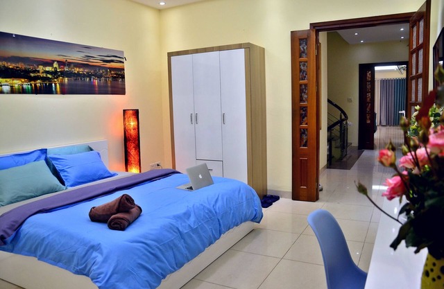 Spacious King bed room, private bath near Hanoi Opera House