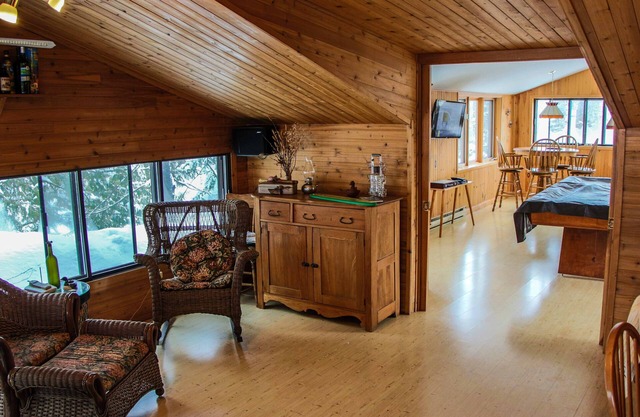 Spacious Lakefront Cottage