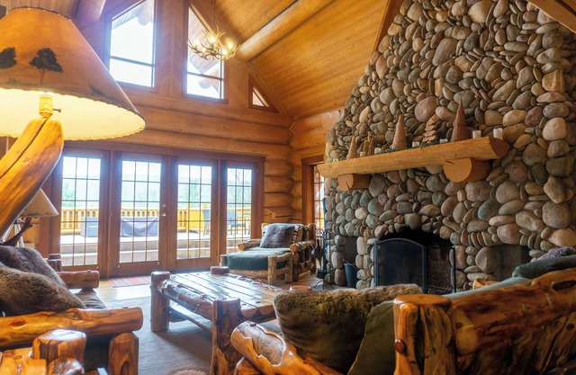 Spacious lodge w/indoor pool!