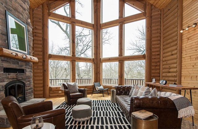 Spacious Lodge w Private Suites. Close to Field of Dreams, Galena, & Breweries