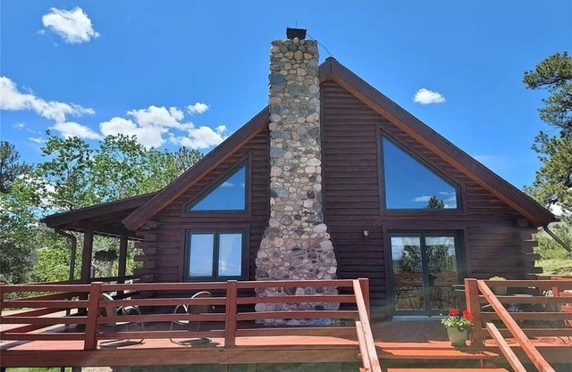 Spacious Log Cabin with Expansive Mountain Vistas, National Forest
