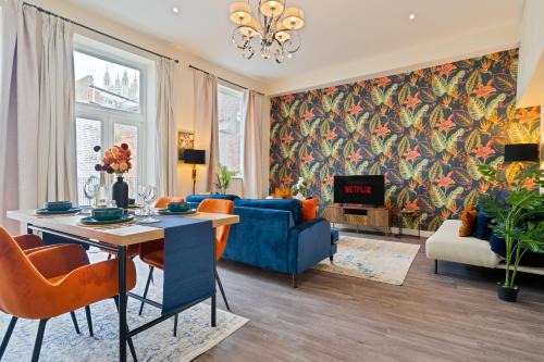 Spacious Luxury City Apartment with Terrace & High Ceiling