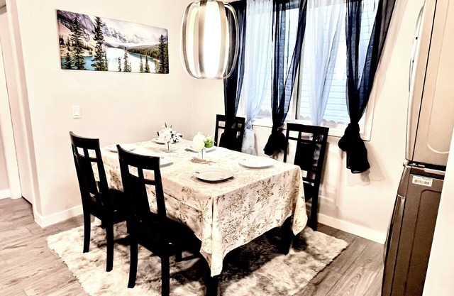 Spacious main floor suite in detached bungalow w/Garage & Kitchen
