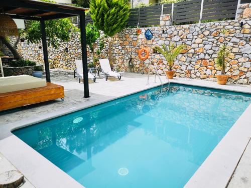 Spacious Maistrali Villa, private pool & garden