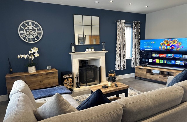 Spacious, Modern & Quiet Bungalow with hot tub