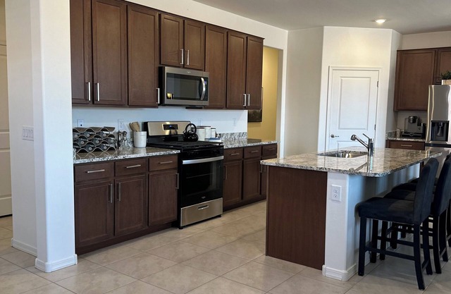 Spacious, Modern Stay - Great Location!