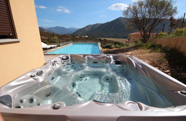 Spacious&modern villa (heated pool, spa, sea-view garden, 500m from beaches)